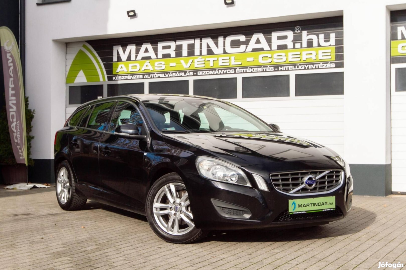 Volvo V60 2.0 D [D3] Momentum Black Sapphire Me...
